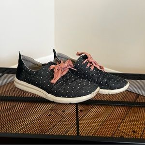 Unworn pair of toms tennis shoes.